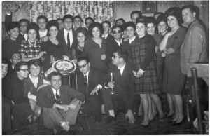 Gli amici di Mimì festeggiano il suo 21° compleanno.