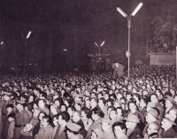 Folla di Casale Monferrato in Piazza Mazzini . Folla di Casale Monferrato in Piazza Mazzini .