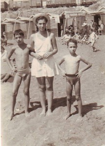 Salvatore, Nunzia e Carlo al lido "La conchiglia" nel 1955. Salvatore, Nunzia e Carlo al lido "La conchiglia" nel 1955.