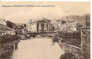 Mercato S. Severino dopo una piena del fiume (anni '50).
