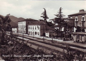 Mercato S.Severino - Stazione Ferroviaria anni '60. Mercato S.Severino - Stazione Ferroviaria anni '60.