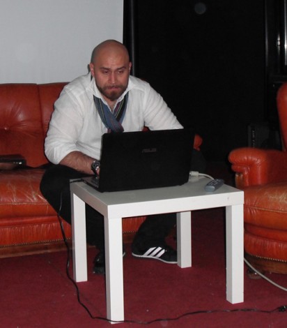 Lorenzo, attento organizzatore di mostre.
