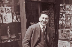 Osvaldo Borzelli davanti al suo negozio di dischi.