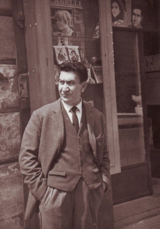 Osvaldo Borzelli davanti al negozio di dischi.