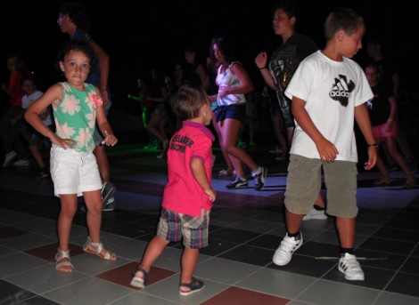 Bambini che ballano i famosi 