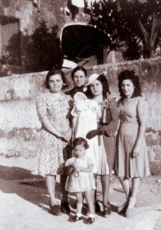 La Sig.na Clementina con amiche.
