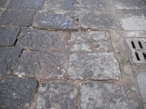 Sistemare la strada dissestata in via Giulio Cesare