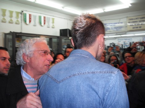 Carlo Casale con Valon Behrami in posa per i tifosi del Napoli.