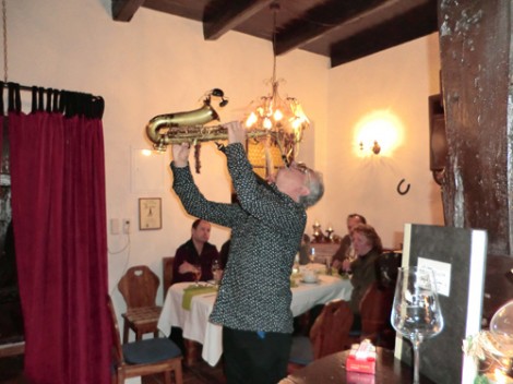 Pepito sax durante un'esibizione.