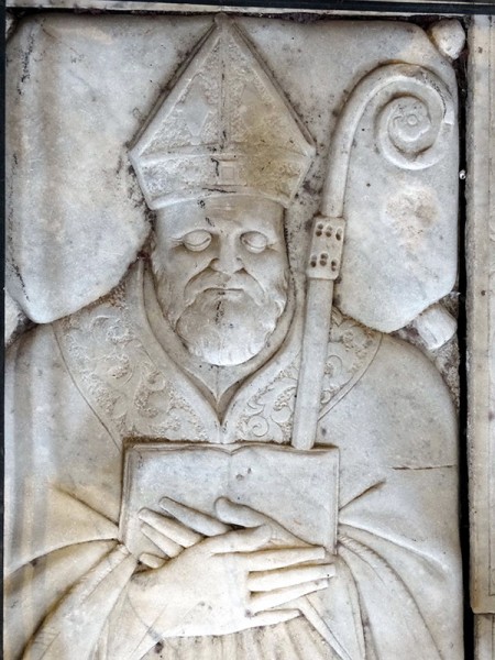 Tomba-del-Vescovo-di-Scala-fr.-Giavan-Battista--di-Santo-Severino--o.d.p.-morto-nel-1595-r