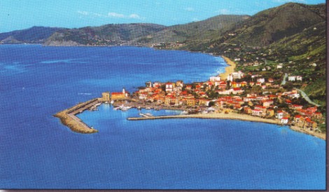 Stessa spiaggia, stesso mare.