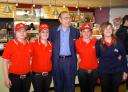 Pippo Baudo col personale di una nota stazione di servizio locale