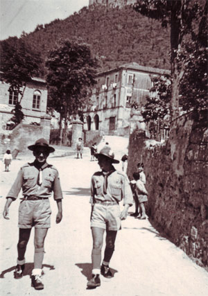 Ritorno dei Boy Scouts da un'escursione al Castello