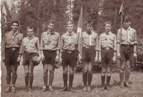 Il mio amico boy scout è il primo a sinistra.