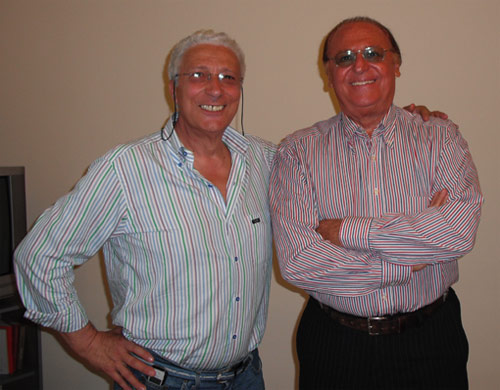 Carlo Casale e Renzo Arbore posano per una foto ricordo