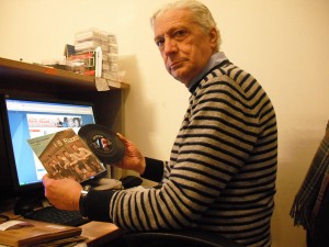 Carlo Casale col disco "La luna"