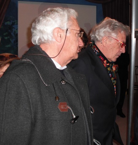 Carlo e Peppino osservano rarissime partiture autografe.
