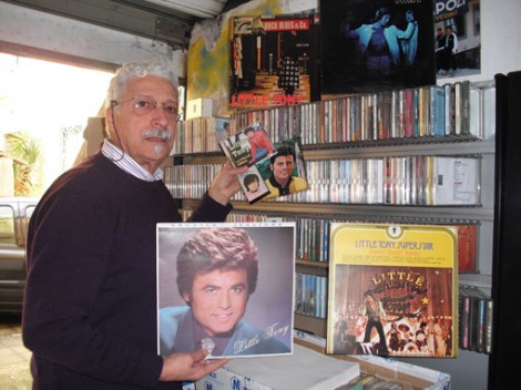 Carlo alle prese con LP, musicassette, 45 giri e CD di Little Tony.