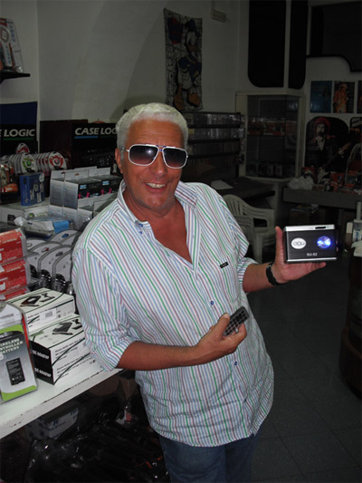 Carlo Casale mostra l'apparecchietto HiFi novità per Natale.