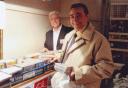 Bruno Venturini acquista Cd nello stand di Carlo contribuendo allo scopo benefico.