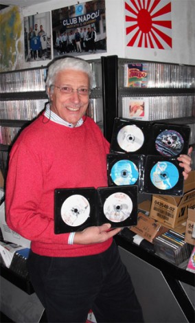 Carlo Casale con i CD in velluto "da buttare"