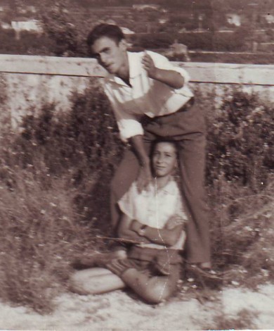 Carlo, braccia e piedi incrociati, con l'amico De Filippo.