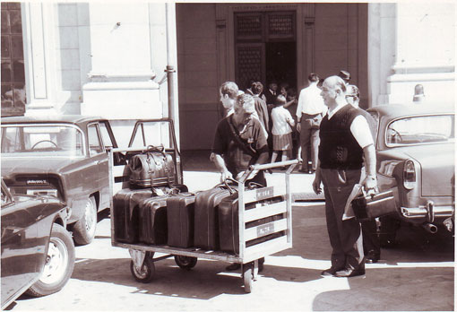 Gli zii Vincenzino, Alfonso ed Umberto all'aeroporto.