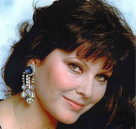 La bellissima Claudia Mori "Cantante"