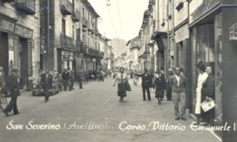 Che negozio c'era a destra della foto?