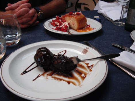 Per mantenerci leggeri, un pò di babà con fragoline di bosco e solo 3 profiteroles al cioccolato
