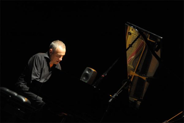 Danilo Rea in una personale performance di "Santa Lucia"