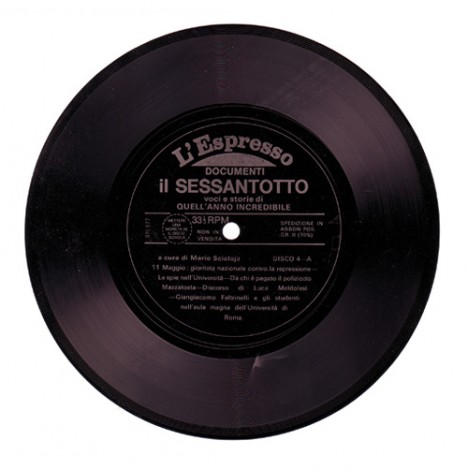 Curiosità discografiche in esposizione.