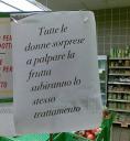 Simpatico cartello esposto da un fruttivendolo