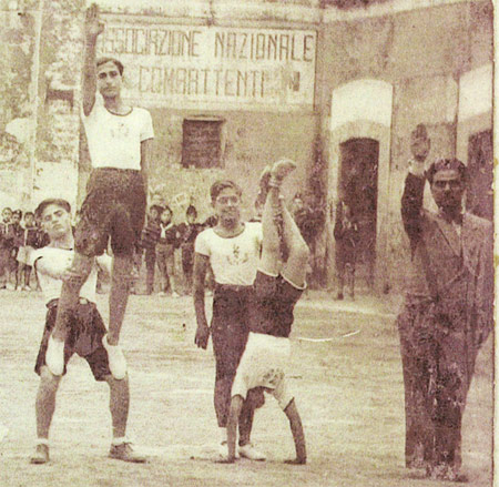 Saggio ginnico davanti all'Associazione Nazionale Combattenti.