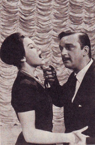 Fred Buscaglione scherza con Brunella Tocci ex Miss Italia del 1955.