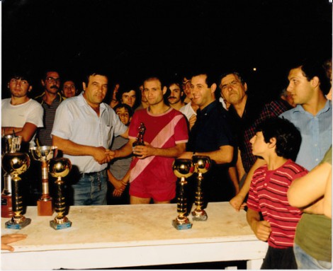 Giovanni Cavaliere premia Giuseppe Aversa (capocannoniere)