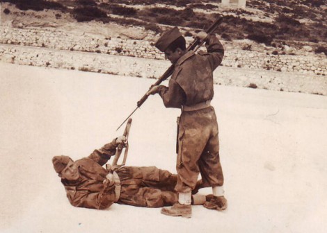 Antonio Barrella scherza con un amico di Salerno.