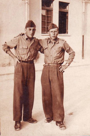 Militari in posa per una foto ricordo.