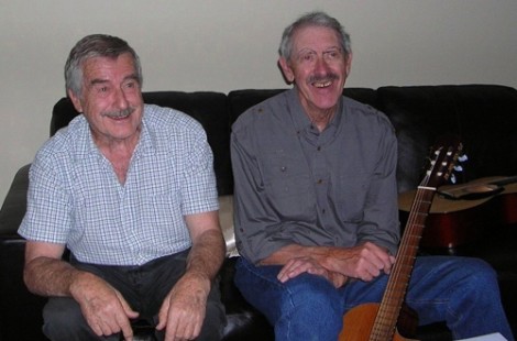Foto del 2010 di John Eduards (contrabbasso) e Brian Horrey (chitarra) dei "The 4 Saints"