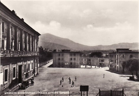Piazza Municipio (campo di calcetto anni '50)