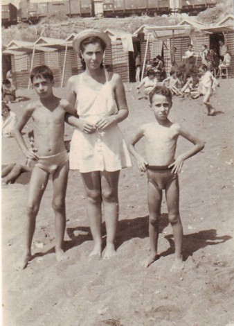 Salvatore, Nunzia e Carlo al lido "La conchiglia" nel 1955.