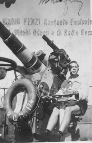 Mario Fenzi in marina, dietro la scritta "Incide su dischi Odeon"