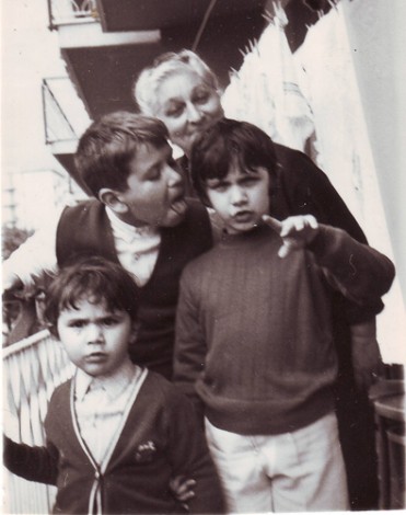 Antonio, Mario, Katia e la nonna Angelina.