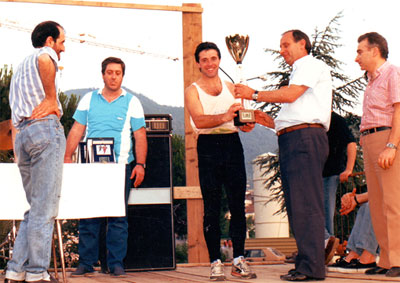 Marzio riceve la coppa del vincitore
