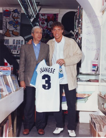 Mauro Milanese offre la sua maglia a Carlo