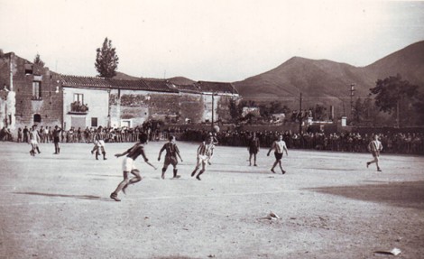 "'O mercato d' 'e vacche", campo sportivo cittadino.