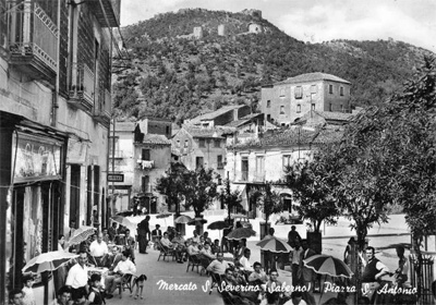 Michele Pecoraro in piede a destra della cartolina