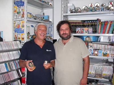 Carlo con le palle di Mimmo in mano.