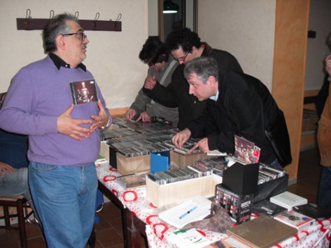 Visitatori e appassionati di musica da collezione.