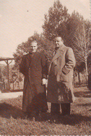 Cosimo Boccia con l'Assistente Ecclesiastico.
